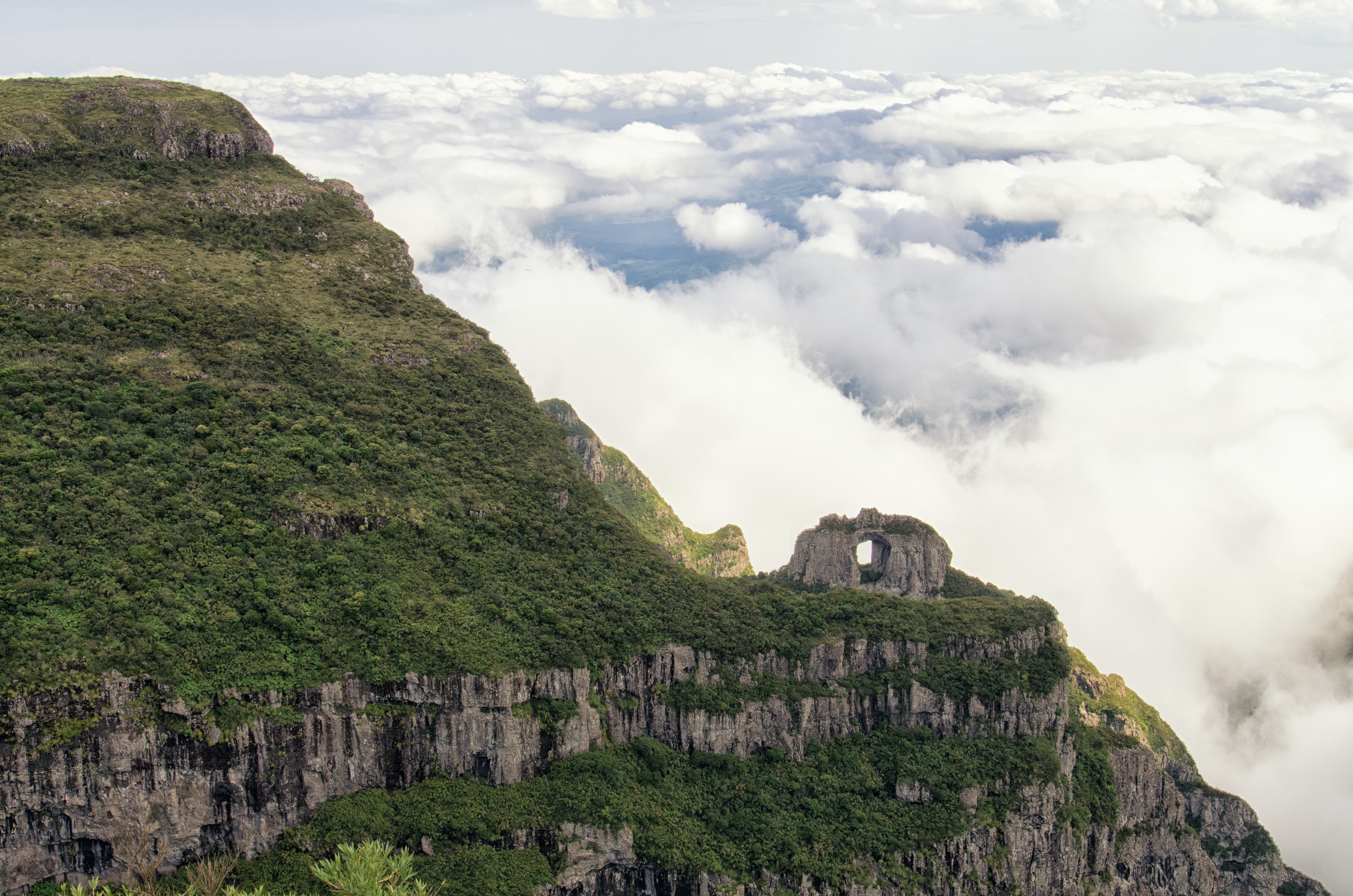 Montanhas do Morro da Igreja e Pedra Furada em Urubici