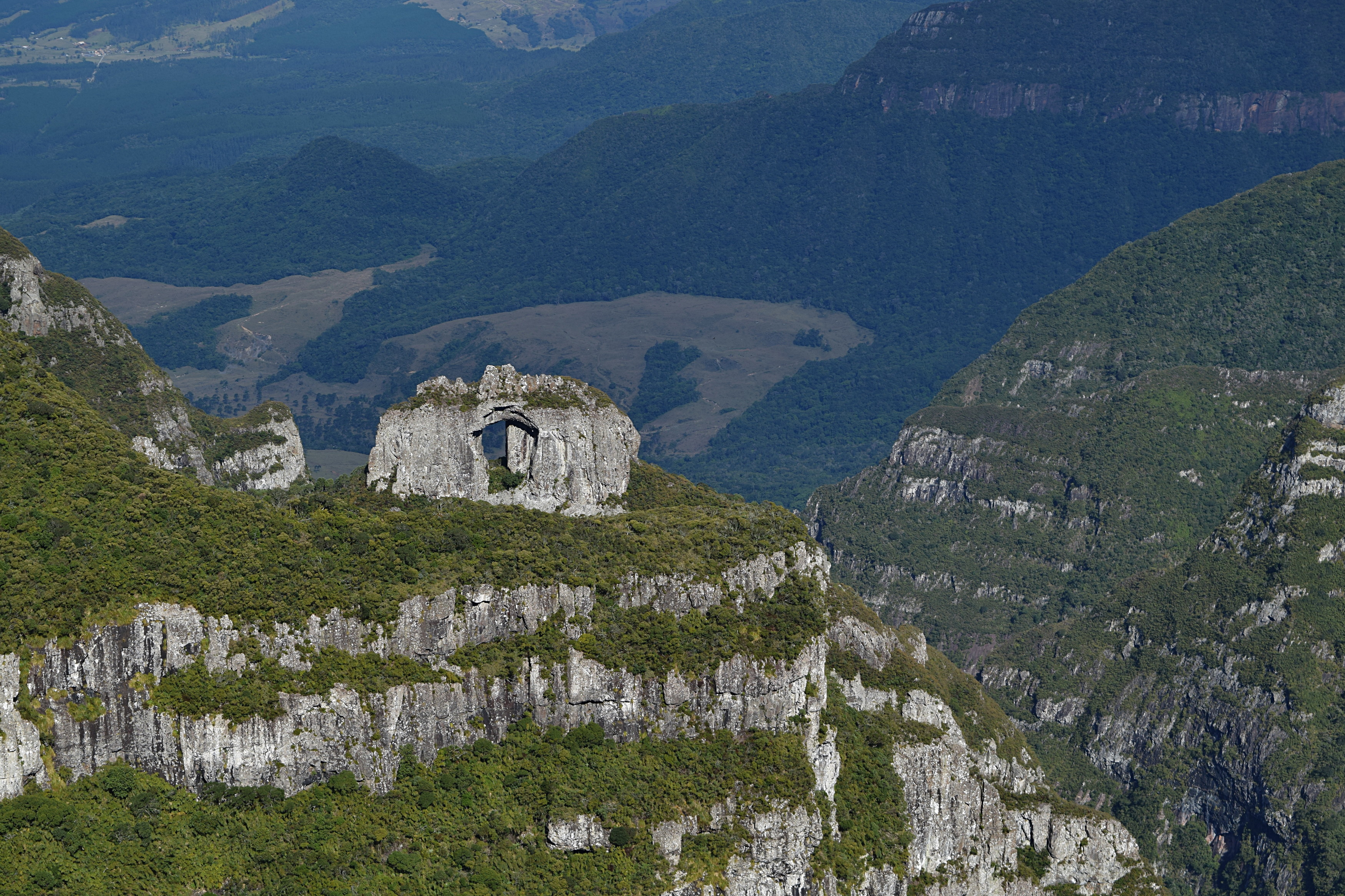 Formação rochosa da Pedra Furada na Serra Geral